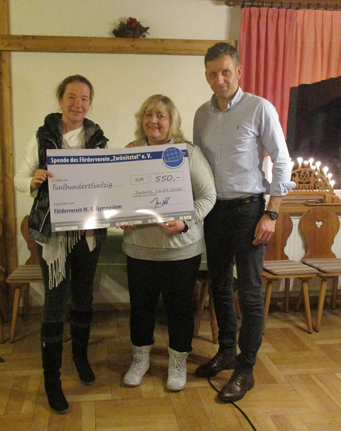 Scheck-Übergabe durch Uta Wießner und Jens Roth an Anke Liebscher, Vorsitzende des Fördervereins M.-E.-Gymnasium Zwönitz e.V.